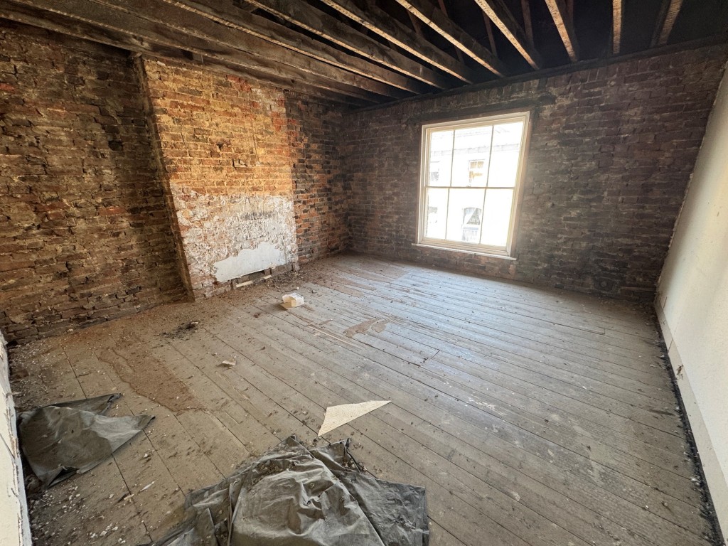 Lot: 66 - COMMERCIAL INVESTMENT AND UPPER PARTS WITH PRIOR APPROVAL FOR TWO, TWO-BEDROOM FLATS - Second floor - room 3